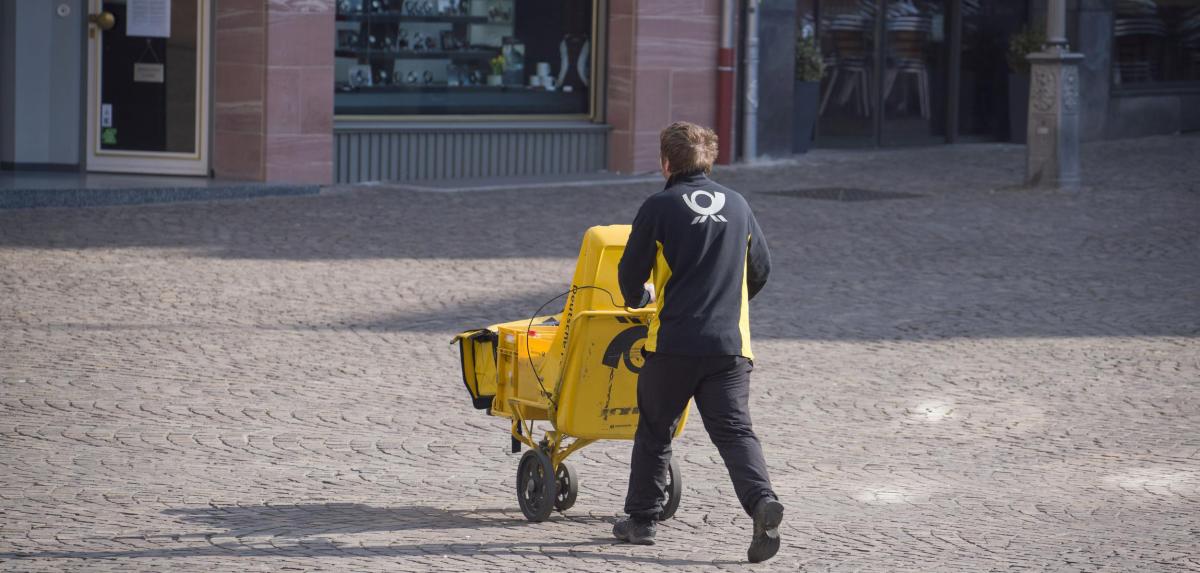 Keine Passanten, nur Zusteller Eine typische Szene gerade, hier in Frankfurt am Main