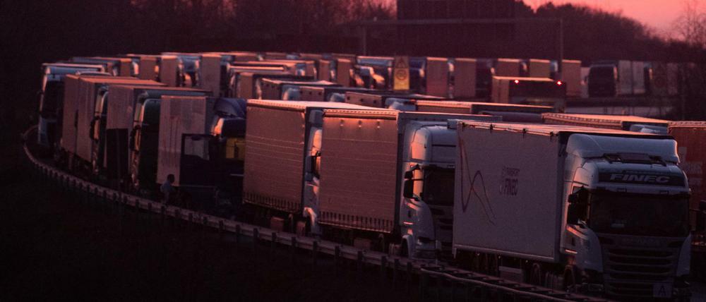 LKW stauen sich auf der Autobahn A4 Dresden-Görlitz auf bis zu 65 Kilometer Länge.