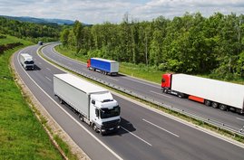 Lastwagen, die auf einer Autobahn fahren