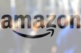 Logo des Online-Anbieters Amazon mit Schemen von Menschen