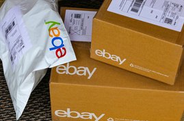 Ebay-Pakete gestapelt vor einer Haustür