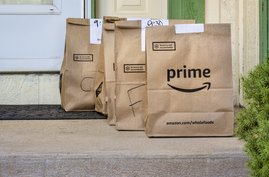 Lebensmittellieferdienst Amazon Fresh: Tüten mit Ware vor einer Haustüre