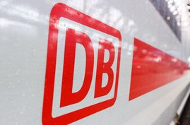 Logo Deutsche Bahn auf Zug