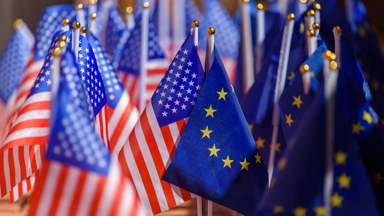 US- und EU-Flaggen