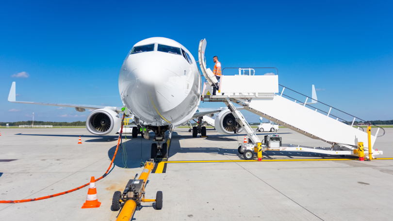 Flugzeug bei Laden per Strom auf einem Flughafen