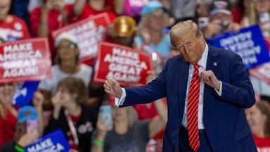 der ehemalige Präsident Donald Trump, zeigt seine Tanzbewegungen auf einer Wahlkampfveranstaltung in  North Carolina.