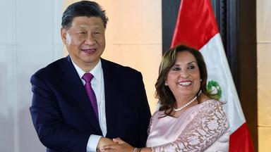 Xi Jinping begrüßt Dina Boluarte 